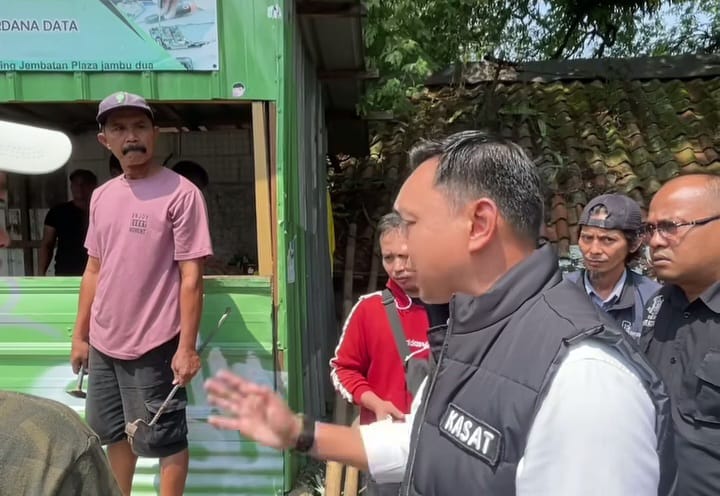 Berkedok Konter HP Untuk Kelabui Petugas, Warung Miras di Kota Bogor Dibongkar