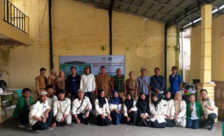 KKM Kelompok 4 IUQI Bogor saat melakukan sesi foto bersama dengan jajaran pemerintahan dan perwakilan warga Desa Sukamantri, Kecamatan Taman Sari, Kabupaten Bogor. (Istimewa/bogordaily.net)