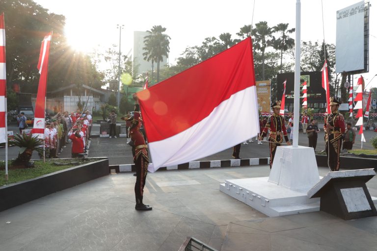 Prosesi Khidmat Penaikan Bendera di Tugu Kujang Dihadiri Sekda dan Tokoh Masyarakat