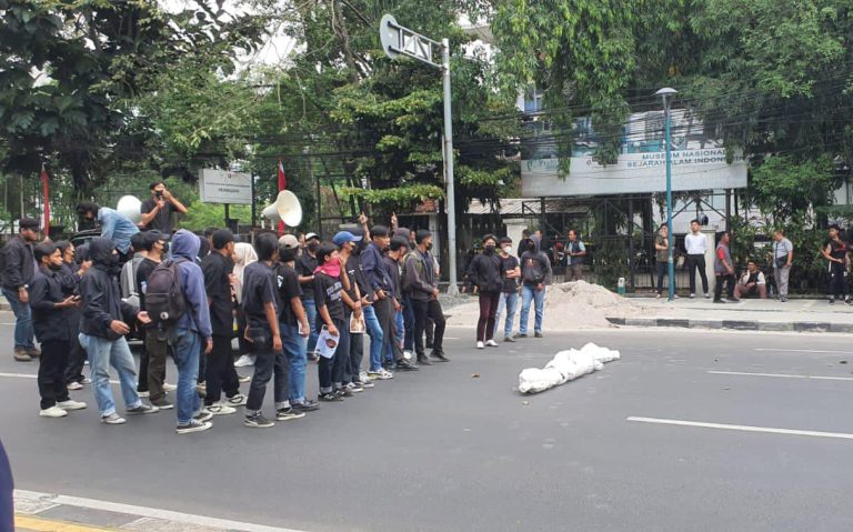 Begini Aksi Demo Anarko di Kota Bogor yang Kritisi 10 Tahun Pemerintahan Jokowi