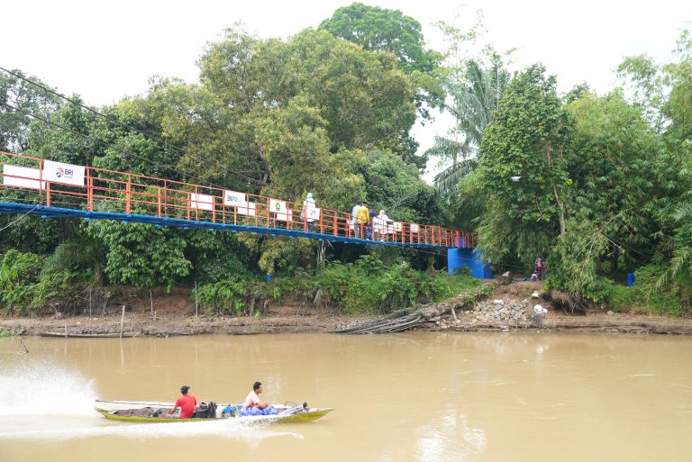 Bangun Jembatan Gantung, BRI Bantu Mobilitas Warga dan Dorong Ekonomi Masyarakat Desa