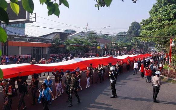 Kirab Merah Putih Kembali Digelar Pemkot Bogor, Ribuan Warga Ikut Arak Bendera 200 Meter