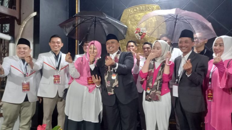 11 Dewan Terpilih PKS Kota Bogor Antarkan Atang dan Annida Daftar ke KPU