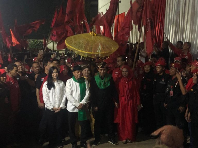 Diiringi Tarian dan Bawa Obor, Pasangan Bayu Syahjohan-Musyafaur Rahman Daftar Ke KPU Kabupaten Bogor