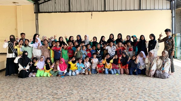 Kelompok XXI KKM IUQI 2024 Berkolaborasi Edukasi Literasi di Desa Cicadas