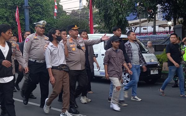 Mahasiswa Bogor Demo Tolak  RUU TNI-Polri di Dekat Istana Bogor