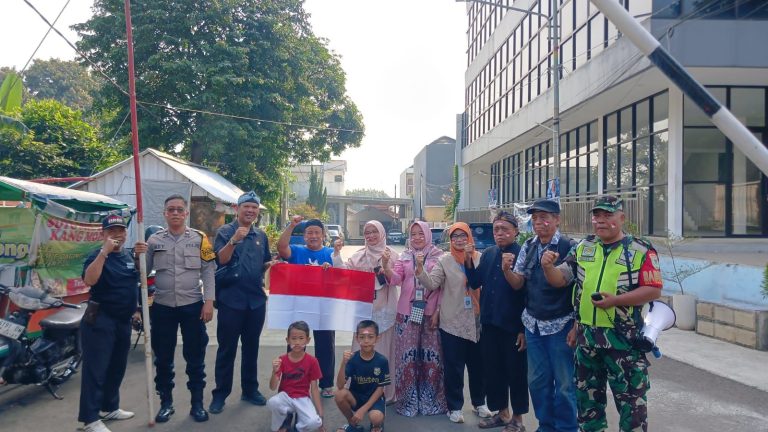 Sambut HUT RI ke-79, Muspikel Tanah Sareal Bagi-Bagi Bendera Merah Putih