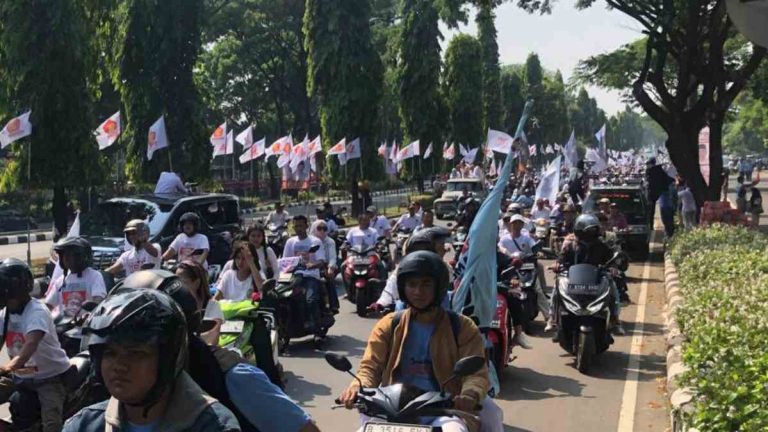 Ribuan Iring-Iringan Pendukung Rudy Susmanto-Jaro Ade Padati Depan Kantor KPUD Kabupaten Bogor