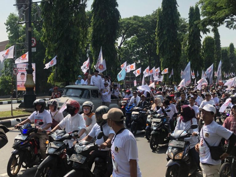 Ribuan Kendaraan Padati Cibinong, Iringi Rudy Susmanto-Jaro Ade Menuju KPU