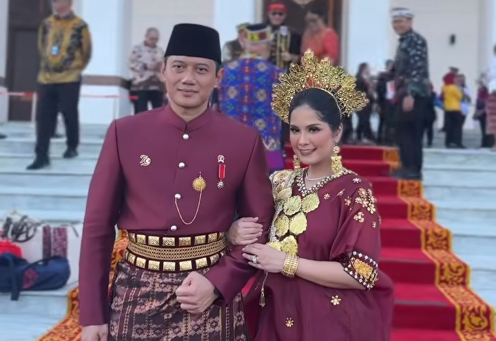 Pakai Busana Adat Ini, AHY dan Annisa Pohan Dapat Sepeda Jokowi