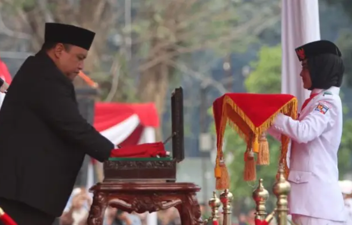 Jadi Inspektur Upacara Penurunan Bendera, Atang Trisnanto Ucapkan Terimakasih ke Tim Paskibraka