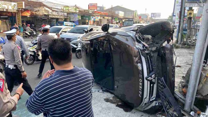 Sopir Ngantuk, Mobil Pajero Seruduk Tiang Listrik dan Yamaha Aerox  di KS Tubun Bogor