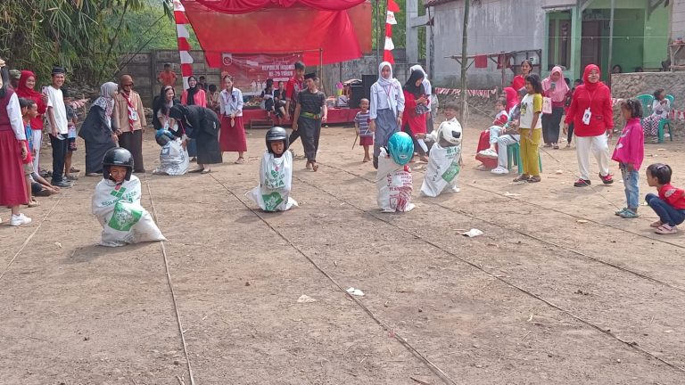 Warga Kampung Sawah Rayakan HUT RI ke-79 dengan Perlombaan Unik