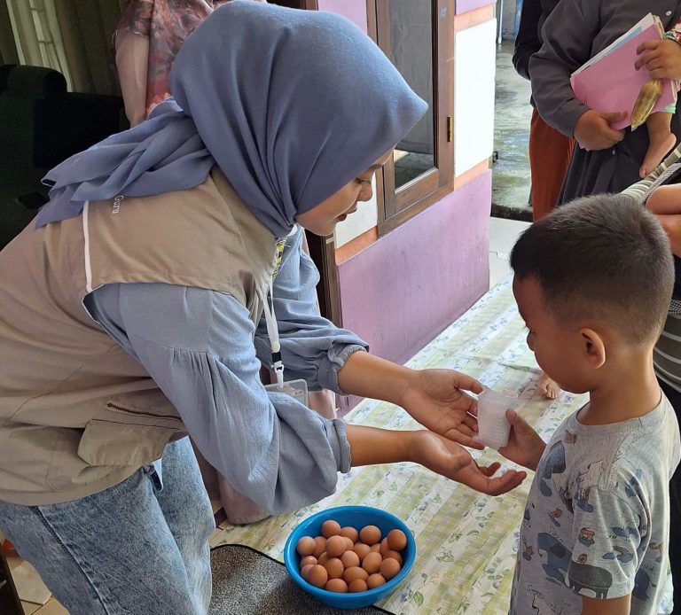 Cegah Stunting, Mahasiswa KKN UNIDA Bogor Bagikan Telur di Desa Cigombong