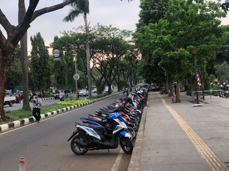 Resah, Juru Parkir Kabupaten Bogor Tanggapi Rencana Pembayaran Parkir Non Tunai