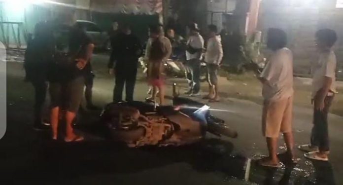 Ungkap Motif Penembakan di Klapanunggal Bogor, Polisi Amankan Satu Orang Tersangka  Bogordaily.net - Polisi berhasil mengamankan satu orang tersangka penembakan terhadap seorang pria di Kecamatan Klapanunggal, Kabupaten Bogor pada Minggu 4 Agustus 2024. Kapolres Bogor AKBP Rio Wahyu Anggoro mengatakan bahwa, motif pelaku melakukan penembakan yakni salah sasaran saat hendak melakukan aksi tawuran di sekitaran Jalan Raya Narogong.  “Ini yang ditembak itu adalah orang yang salah melintas, sementara mereka tawuran, dua melawan tujuh orang,” kata AKBP Rio Wahyu Anggoro, Senin 5 Agustus 2024. “Yang dua ini yang melakukan penembakan namun ada satu orang yang naik motor, ada di sekitar kejadian dikira itu adalah musuh dari yang dua orang itu,” tambahnya. Rio mengatakan, pihaknya akan segera menangkap satu orang pelaku lain yang masih buron dan kabur usai melakukan aksi penembakan. “Itu berkembang bahwa yang melakukan penembakan adalah dua orang. yang satu sudah kita tangkap, tinggal satu lagi. Yang satu orang insya Allah dalam satu dua hari akan kita tangkap,” ujar Kapolres. Ia juga turut memerintahkan kepada seluruh anggota, untuk tidak takut dalam menegakkan keadilan dan juga bertindak tegas terhadap pelaku bila melakukan perlawanan. “Saya sudah perintahkan tembak tidak ada hal yang disangsikan lagi anggota saya sudah melaksanakan tugas dengan baik,” imbuhnya. Sementara itu, usai kejadian penembakan tersebut pihaknya langsung membentuk tim gabungan dan juga segera mengamankan saksi dan juga menangkap satu orang pelaku. “Langsung membentuk tim gabungan antara Polres dengan Polsek, kita amankan saksi sebanyak 7 orang kemarin yang di mana (saksi adalah) lawannya,” ungkap Kapolres.*** Albin Pandita Aksi Penembakan Yang Terjadi di Jalan Raya Narogong, Kecamatan Klapanunggal, Kabupaten Bogor, pada Minggu 4 Agustus 2024. (Istimewa/Bogordaily.net).