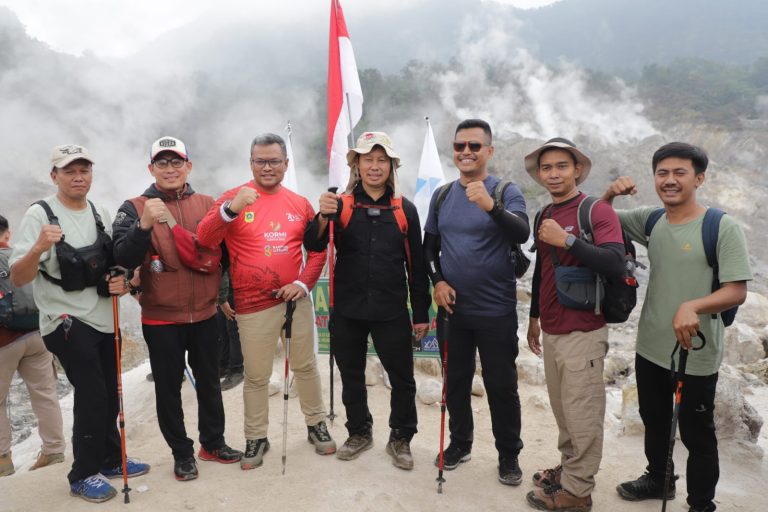 Peringati HUT ke-79 RI, Pj. Bupati Bogor Kibarkan Merah Putih di Gunung Salak 