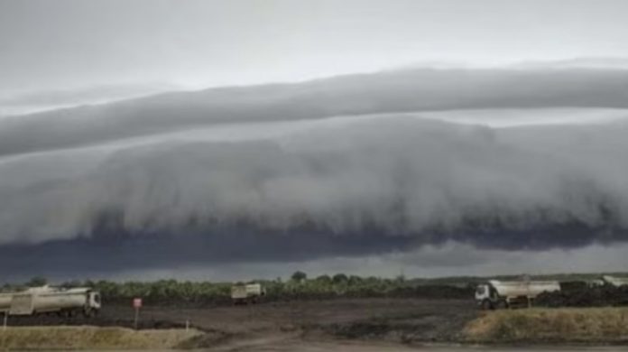 Awan Tsunami di Indonesia Menurut BMKG yang Viral di X