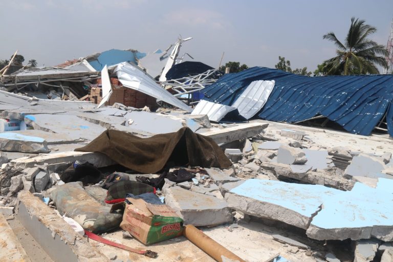 Angin Kencang Terjang 9 Kecamatan di Bogor: 244 Rumah Rusak, 2 Pekerja Tewas