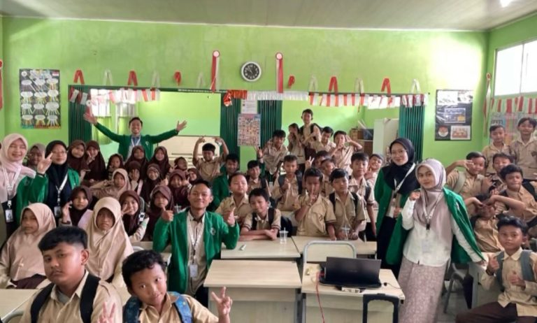 KKM Kelompok 03 IUQI Bogor Ajari Siswa SDN Benteng 01 Cerdas Bermain Gadget