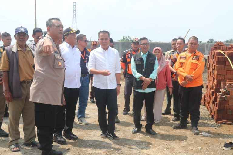 Pj Gubernur Jabar Kunjungi Korban Terdampak Angin Puting Beliung di Pamijahan Bogor