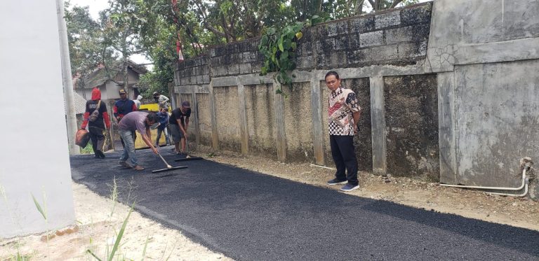 Jalan di Tiga RW di Desa Cimande Hilir Dihotmix