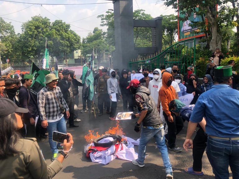 Jebol Pagar dan Bakar Ban, Puluhan Mahasiswa dan PKL Puncak Geruduk Pemkab Bogor