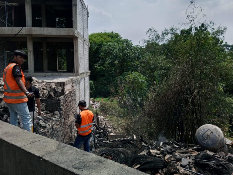 Sempat Terdengar Ledakan, Bengkel Tambal Ban di Jalan Alternatif Sentul Hangus Terbakar