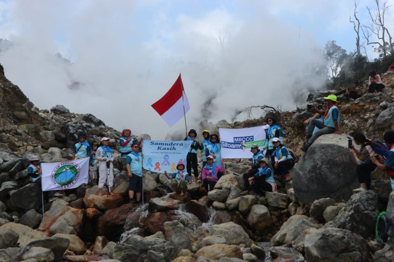 MRCCC Siloam Semanggi dan Samudera Kasih Hiking di Gunung Halimun Salak: Buktikan Penyintas Kanker Bisa Jalani Kehidupan Penuh Warna