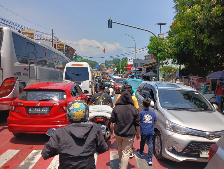 Polres Bogor Siagakan 300 Personel untuk Pertolongan Pengendara yang Terjebak Kemacetan di Kawasan Puncak