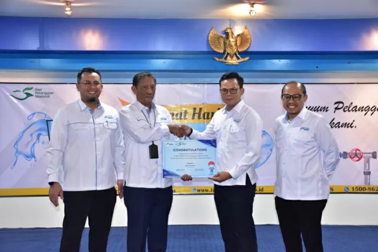 Peringati Hari Pelanggan Nasional, Direksi Perumda Air Minum Tirta Kahuripan Berikan Penghargaan Kepada Pelanggan Teladan