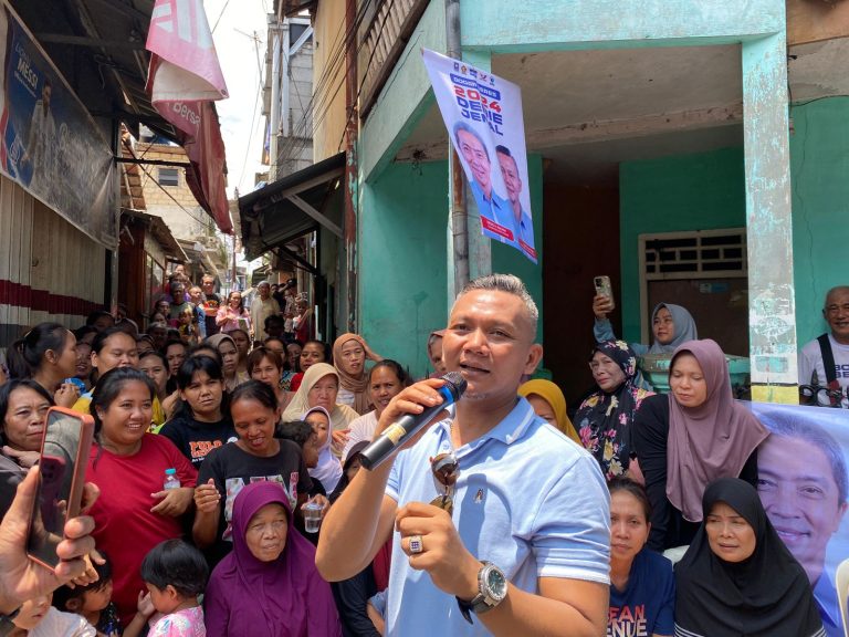 Calon Wakil Wali Kota Bogor Jenal Mutaqin Sapa Warga Babakan Pasar dan Tinjau Rumah Ambruk