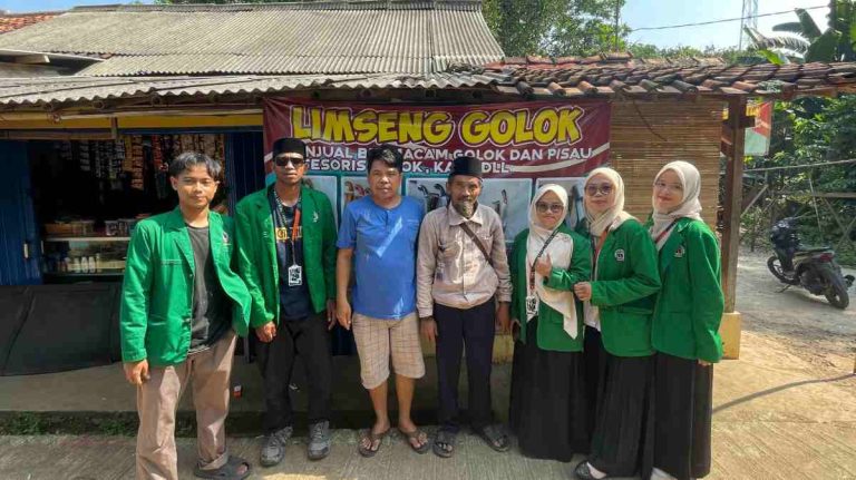 KKM IUQI di Desa Bagoang Jasinga Kelompok 24 Kunjungi UMKM ke Kampung Pandai Besi