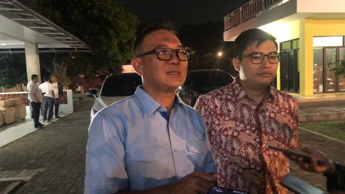 Iwan Setiawan didampingi Sastra Winara usai silaturahmi dan berkonsultasi ke kediaman Calon Wakil Bupati Bogor Ade Ruhandi atau Jaro Ade di Kelurahan Sukahati, Kecamatan Cibinong, pada Selasa 17 September 2024. (Albin/Bogordaily.net).