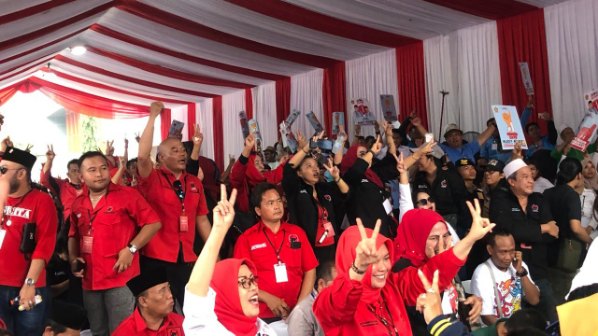 Pendukung 01 dan 02 Saling Balas Yel Yel saat Deklarasi Pemilu Damai di Kantor KPU Kabupaten Bogor