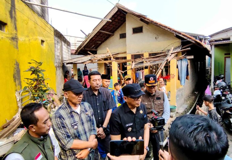 Kunjungi Korban Bencana di Cikaret, Pemkot Bogor Serahkan Bantuan