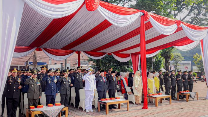 Sejumlah perwira TNI mengikuti upacara HUT TNI ke-79 di Lapangan Sempur, Sabtu 5 Oktober 2024