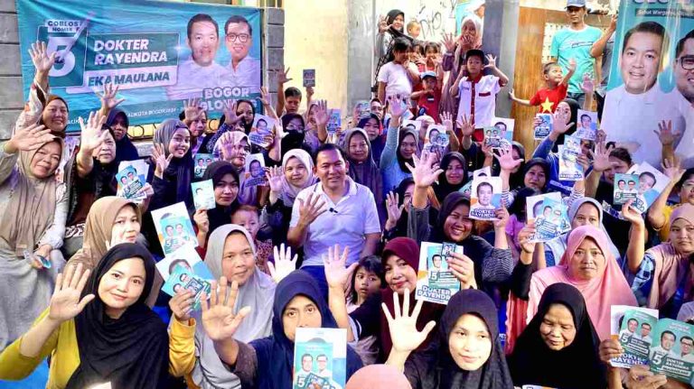Dokter Rayendra Diserbu Emak-Emak Pamoyanan: "Coblos Pang Gantengna!