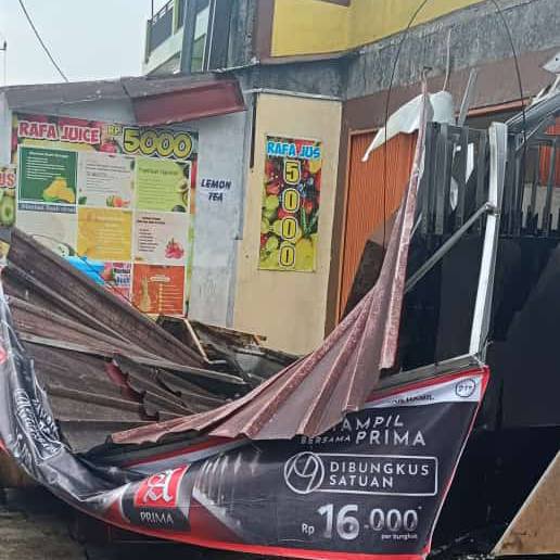 Hujan Badai Robohkan Satu Ruko di Leuwiliang Bogor