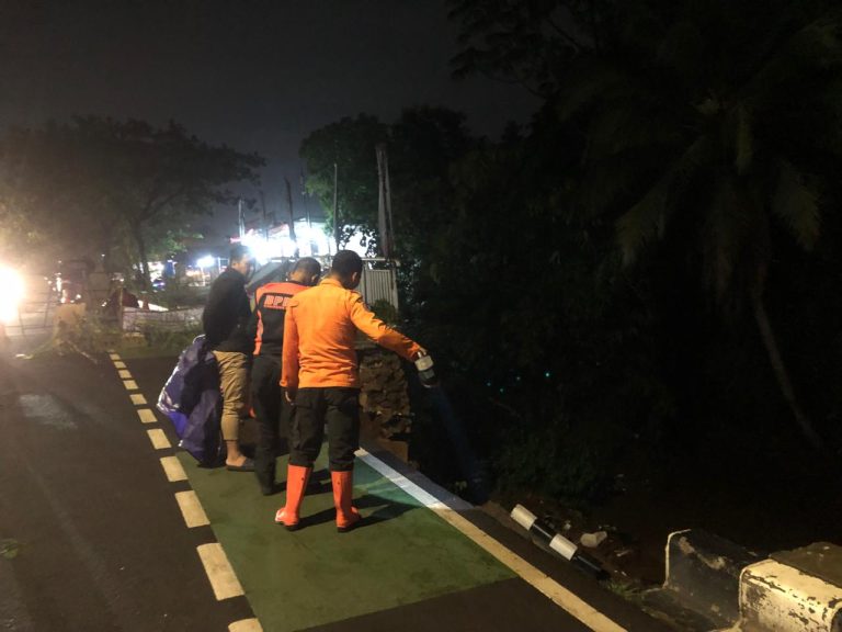 Akibat Hujan Deras, Jalur Pedestrian di Pakansari Longsor hingga Belasan Meter, BPBD Cek Lokasi 