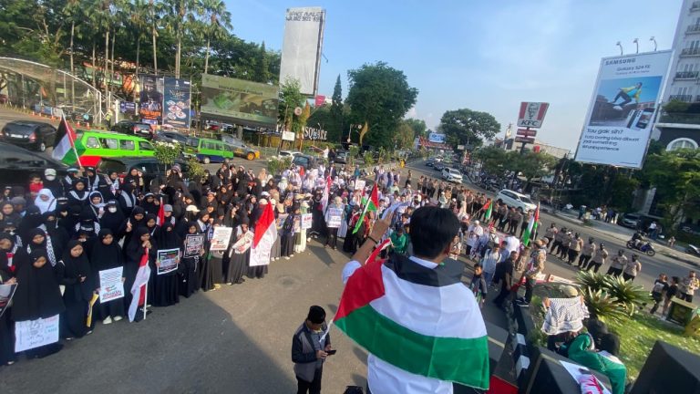 FSLDK, KAMMI dan Sejumlah Masyarakat Bogor Gelar Aksi Bela Palestina di Tugu Kujang