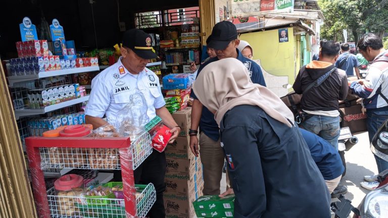 Satpol PP Kota Bogor Sita Ribuan Rokok Ilegal Dari Warung Kelontong