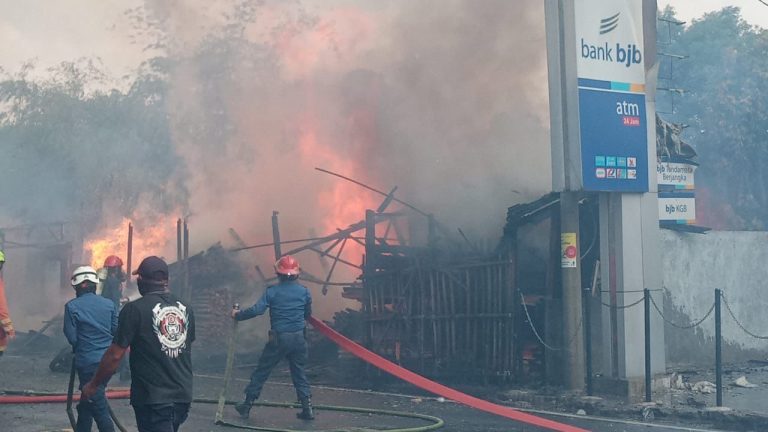 Akibat Puntung Rokok, Kios dan Rumah Warga di Muarasari Bogor Timur Dilahap Si Jago Merah