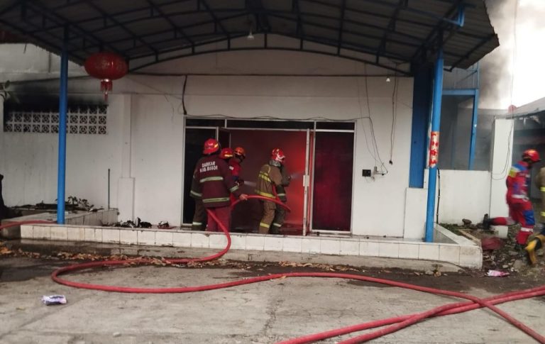 12 Unit Damkar Dikerahkan Dalam Kebakaran di Pabrik Bohlam Cibinong, Api Diduga Akibat Konsleting Listrik