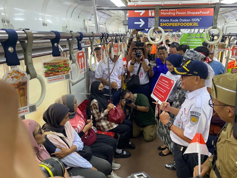 KAI Commuter Peringati Hari Sumpah Pemuda dengan Edukasi dan Pembagian Souvenir di Stasiun Bogor