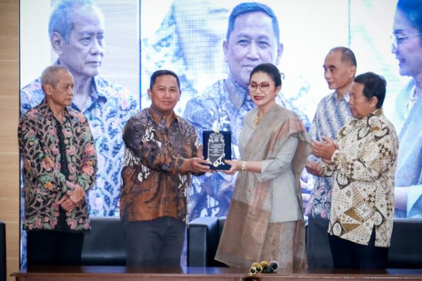 KemenKopUKM Apresiasi DPN Atas Gelar Bapak Peternak Sapi Perah Rakyat pada Bustanil Arifin