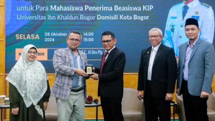 Pj Walikota Bogor Hery Antasari Motivasi Mahasiswa Penerima Beasiswa KIP