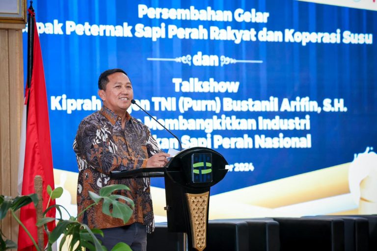 KemenKopUKM Apresiasi DPN Atas Gelar Bapak Peternak Sapi Perah Rakyat pada Bustanil Arifin