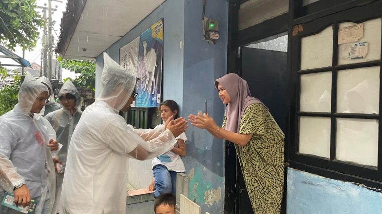 Diguyur Hujan Lebat, Eka Maulana Tetap Blusukan Sapa Warga