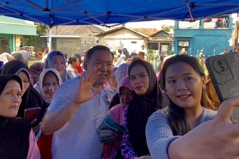 Dokter Rayendra Diserbu Ratusan Emak-Emak, Minta Foto Sampai Ngantri Satu Jam